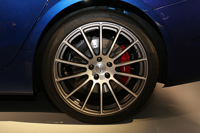 レッド塗装のブレーキキャリパーを装着。タイヤサイズは245/40 ZR20