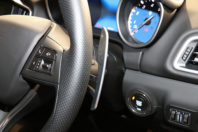 ステアリングに大型のパドルシフトを設定