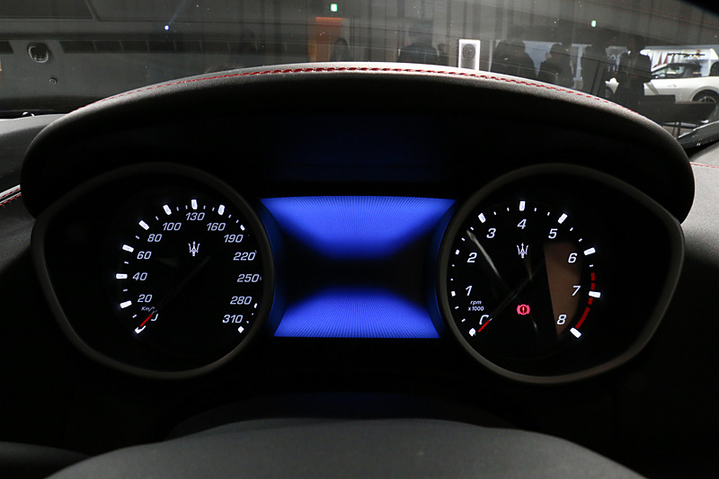 大型2眼メーターのスピードメーターは310km/hまで設定