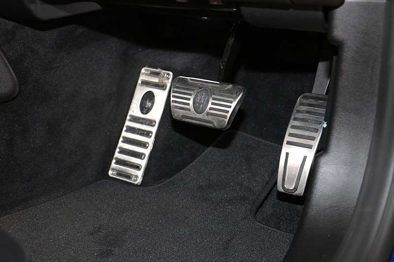 ブレーキペダルの滑り止めゴムにもトライデントのロゴを設定