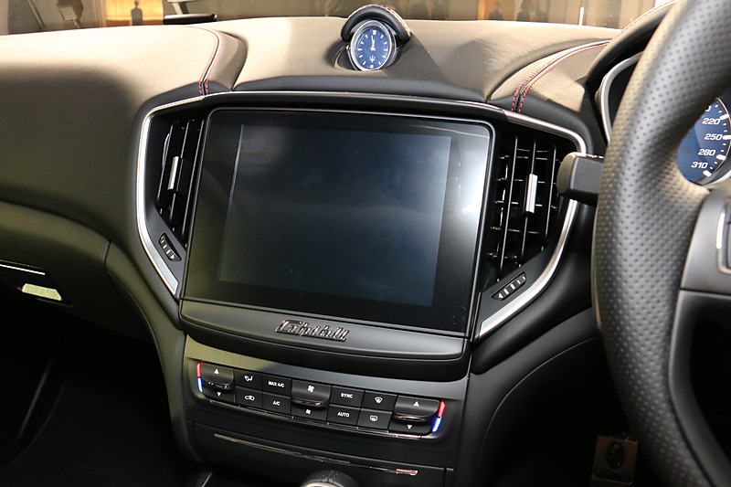 インパネ中央に8.4インチのディスプレイを使う「マセラティタッチコントロール プラス」を装備