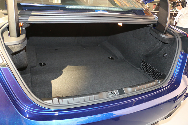 奥行きの深いトランクはリアシートを前方に倒すトランクスルーも用意する