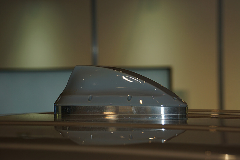 シャークフィン型の5G通信用のアンテナを装着