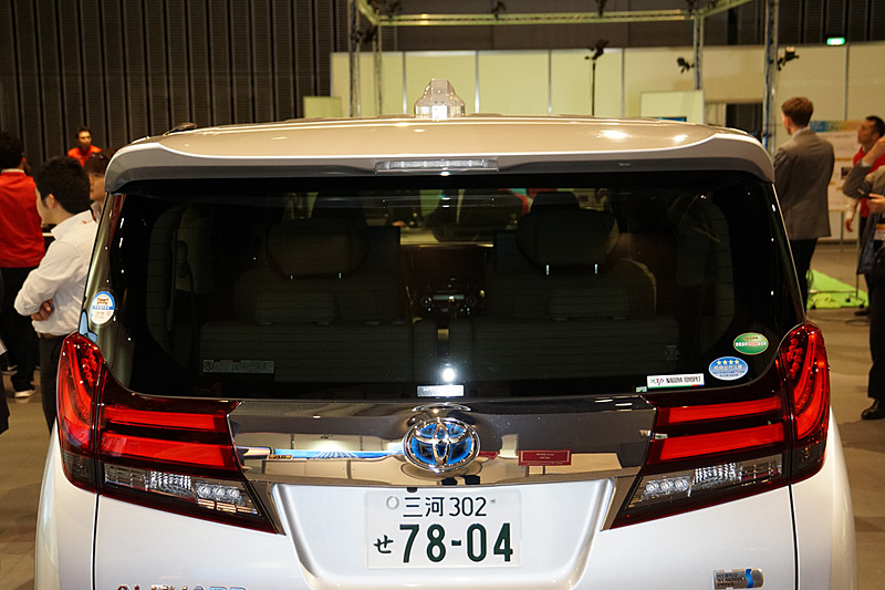 シャークフィン型の5G通信用のアンテナを装着