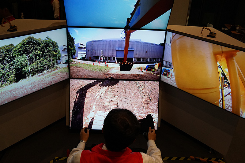 5Gを活用して建設機械の遠隔操作を体験できる展示