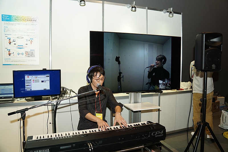 遅延の少ない特徴を生かして、離れた場所にいる歌手と奏者が一緒に演奏するデモも