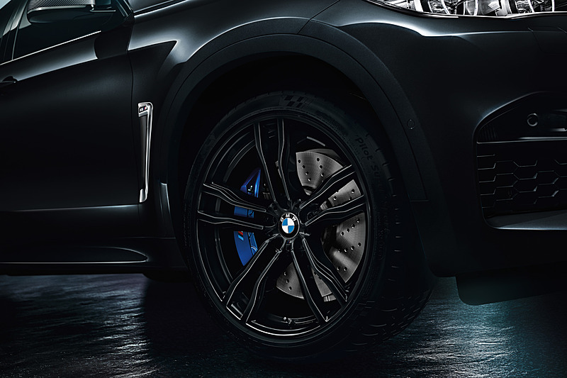 専用の黒いキドニーグリルや21インチホイール、専用カーボン・ミラーカバーなどでボディカラーとコーディネート