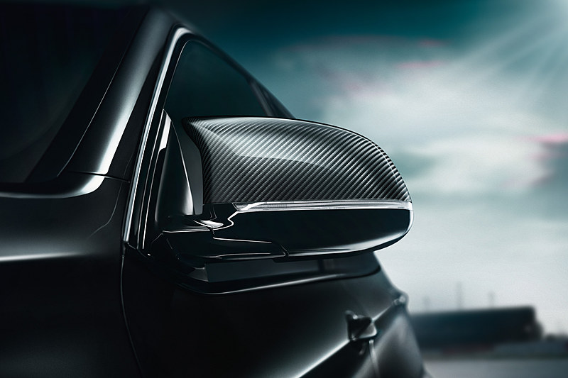 専用の黒いキドニーグリルや21インチホイール、専用カーボン・ミラーカバーなどでボディカラーとコーディネート