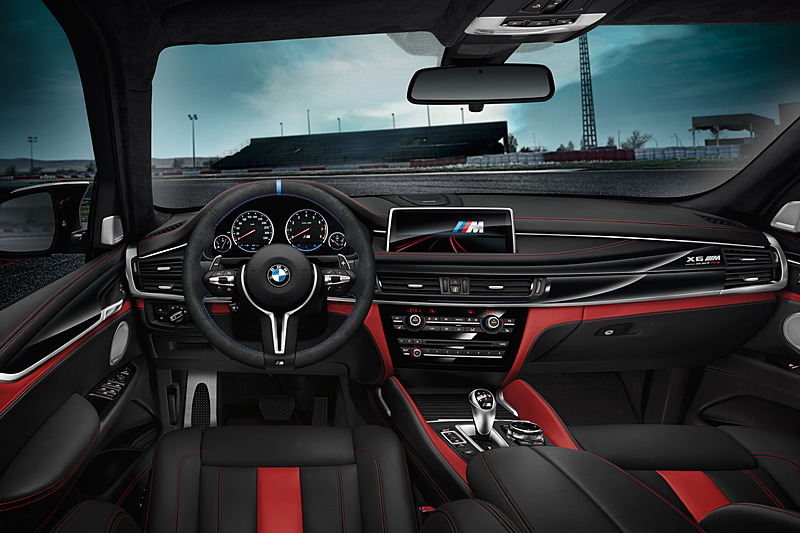 アルカンタラを使ったステアリングやルーフライニング、ブラックとレッドを組み合わせたフルレザー・メリノ・インテリアなどによって高級感とスポーティさを表現