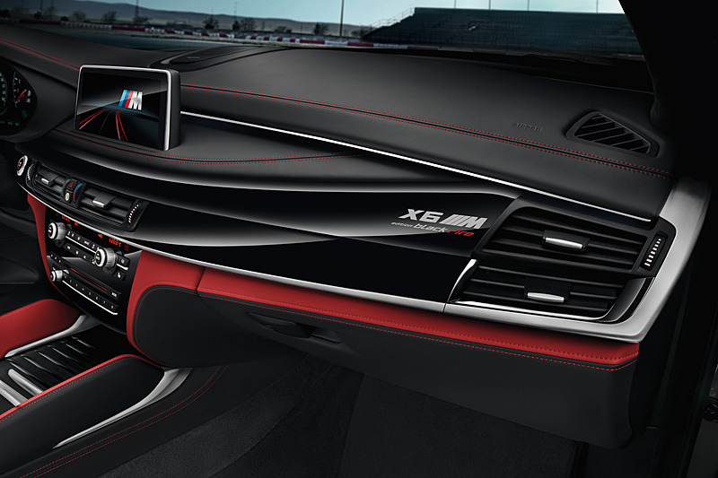 アルカンタラを使ったステアリングやルーフライニング、ブラックとレッドを組み合わせたフルレザー・メリノ・インテリアなどによって高級感とスポーティさを表現