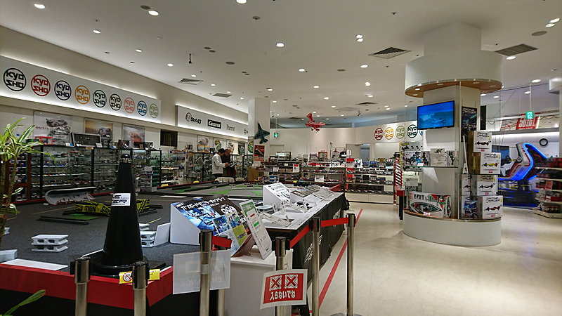 お台場ビーナスフォートの3階にある京商ビレッジ。店内ではラジコンをはじめ、ミニカー、スロットルカーなどを販売。体験操縦もできる。営業時間は11時～21時