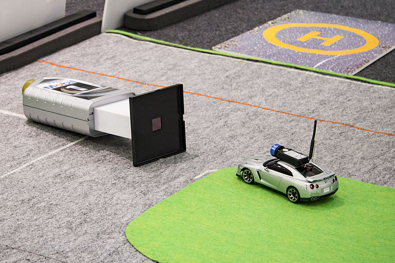 この日は開発中のワイドコンバージョンレンズを付けた無線カメラを、車体のルーフに取り付けて体験した