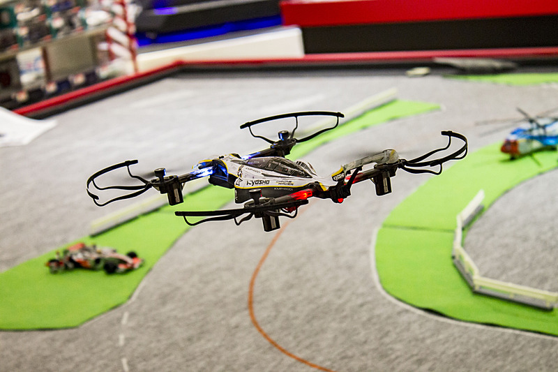 地上30～60cmで飛行するドローンレーサー。地上スレスレも迫力あるが、やはりもっと空高く飛びたい！