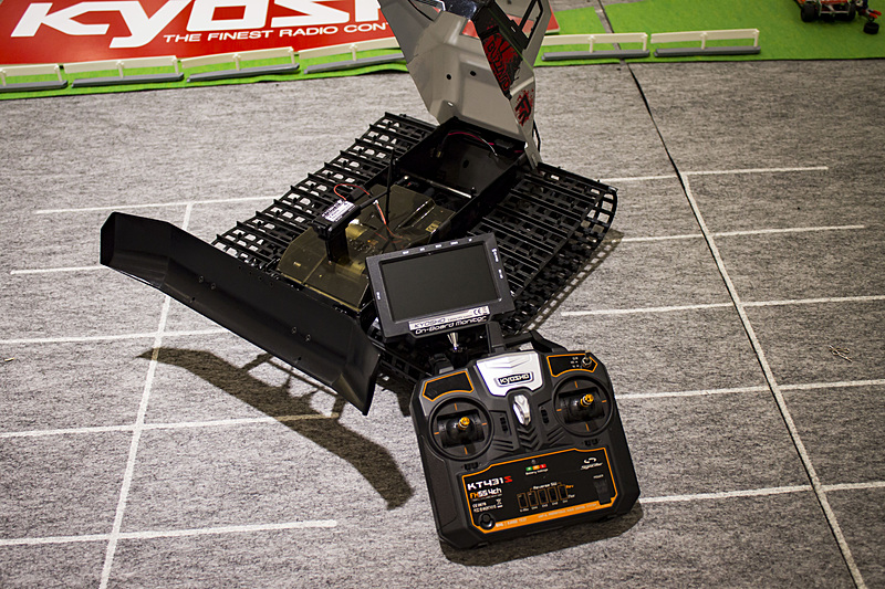 京商スタッフのオススメはゆっくり動く「ブリザードFR」（写真左）。「モンスタートラック」でジャンプをしたときには、絶叫マシンのような揺れが襲う！