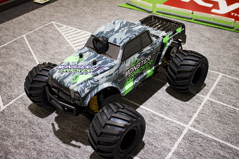 京商スタッフのオススメはゆっくり動く「ブリザードFR」（写真左）。「モンスタートラック」でジャンプをしたときには、絶叫マシンのような揺れが襲う！