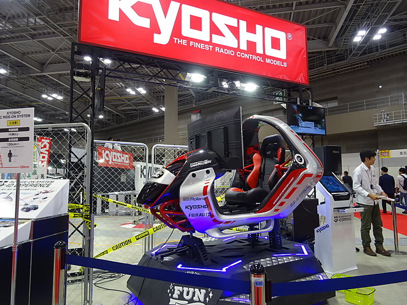 カメラユニットをさまざまなラジコンに搭載することで、それらラジコンのコックピットに乗ったような操縦体験ができる