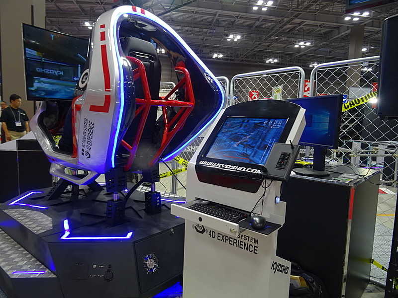 3本のダンパーで支えられた筐体は、操作しているラジコンの動きに合わせて前後左右に動く。ラジコンや筐体からの入力データは1度PCで処理される