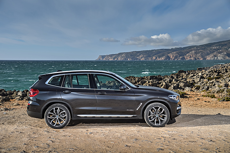 第3世代となる新型X3は、日本では10月19日に受注を開始し、直列4気筒2.0リッターターボエンジン搭載車、直列4気筒2.0リッターディーゼルターボエンジン搭載車の2モデルを展開。写真は本国で展開される直列6気筒3.0リッターディーゼルエンジンに8速ATを組み合わせる「X3 xDrive30d」。エクステリアでは大型化したキドニーグリルをはじめ、存在感のある六角形のヘッドライト、スポーティさを強調するエア・インレットなどを採用した。アプローチアングルは25.7度、デパーチャーアングルは22.6度、ランプブレークオーバーアングルは19.4度とアナウンスされている