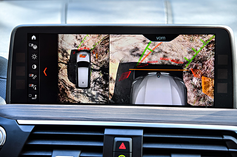 優雅さが感じられる新型X3のインテリア。エクステリアと同様、六角形のモチーフなどが用いられた