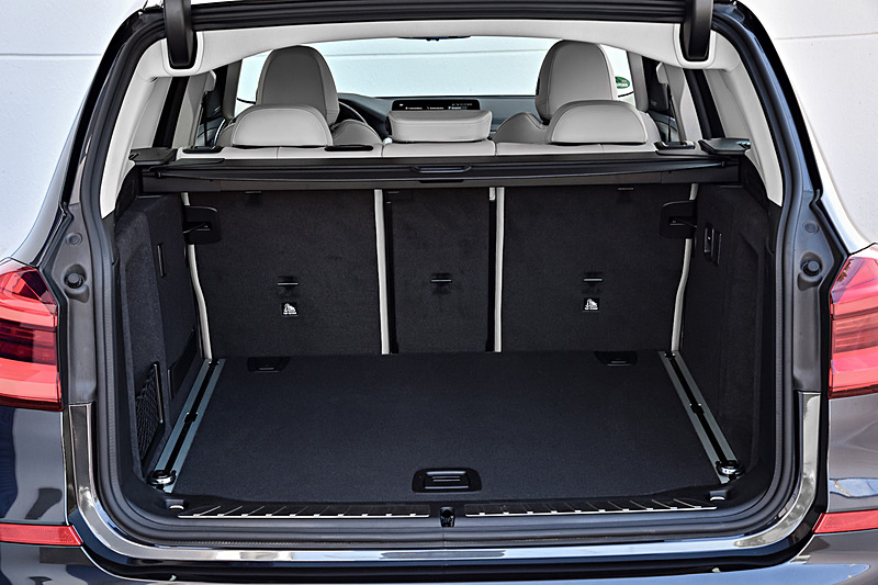 ラゲッジルーム容量は550Lで、後席を倒すことで最大1600Lまで拡張可能