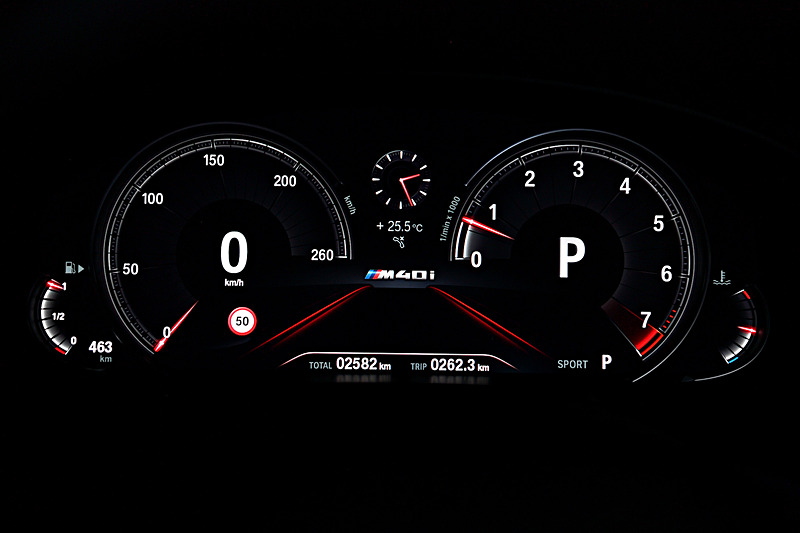 M40iのインテリアではスポーツステアリング、スポーツシート、アルミニウム・ロンビクル・インテリア・トリムなどを標準装備