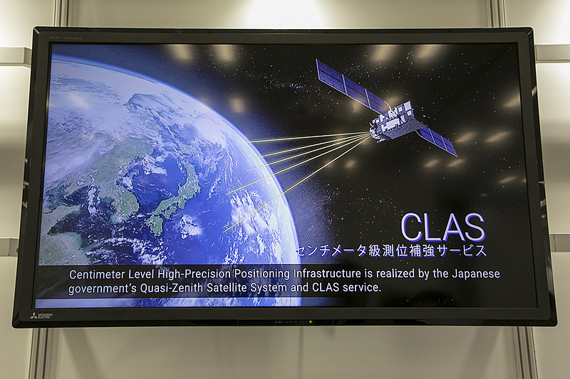 GPSからの情報と国土地理院の電子基準点をもとに、三菱電機の技術を使う地上管制局が補強情報を生成。みちびきへ送って地上のクルマに情報が降り注ぐという仕組み