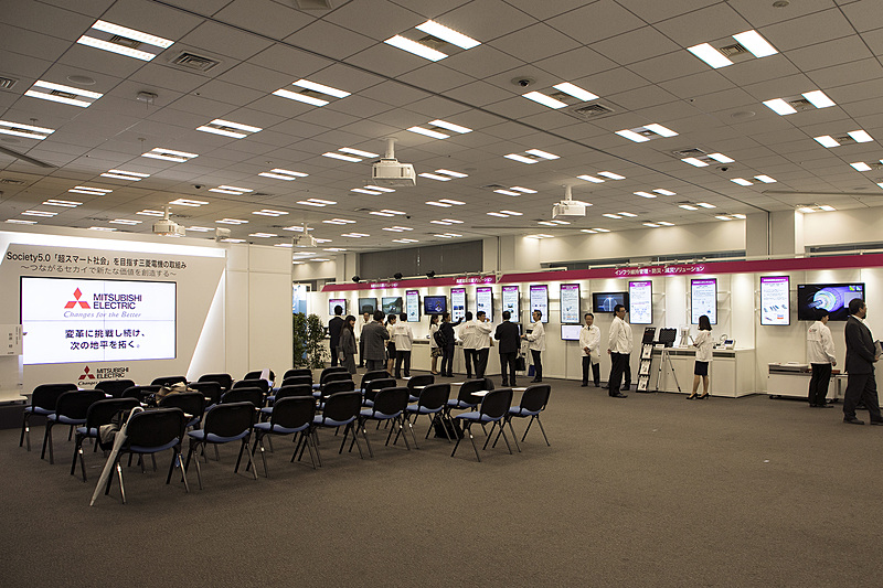 そのほかのコーナーと会場の様子。終了時間近くなので空いている状態