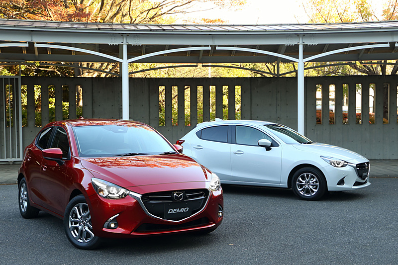 撮影車両はどちらも特別仕様車となり、左は「XD Touring」をベースにした「XD ノーブルクリムゾン」、右は「13S Touring」をベースにした「13S ノーブルクリムゾン」