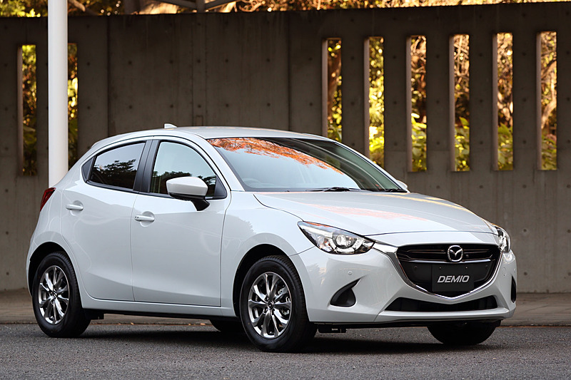 ボディカラーは専用色の「セラミックメタリック」