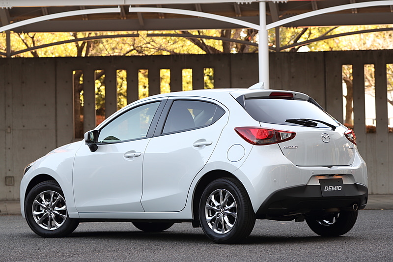 ボディカラーは専用色の「セラミックメタリック」