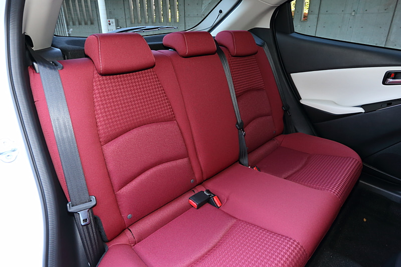 赤いシートが映えるインテリアは白を差し色に採用