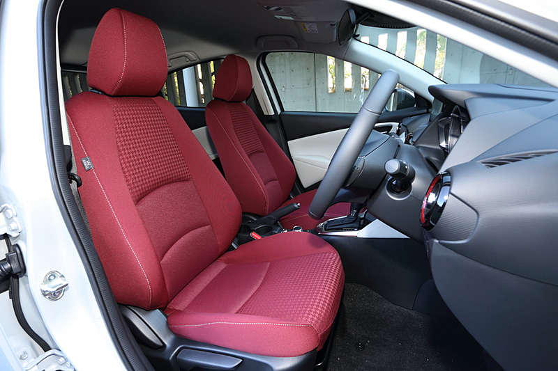 赤いシートが映えるインテリアは白を差し色に採用