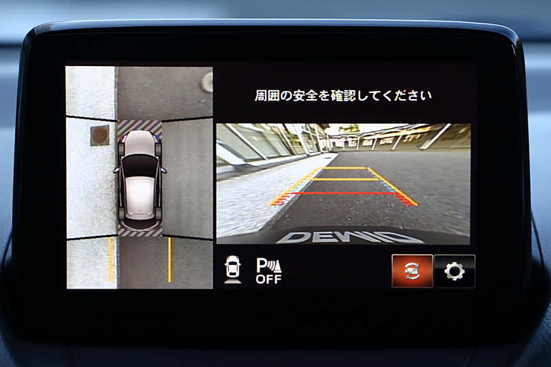 幅寄せをした状態の車両の360°ビューモニターの表示