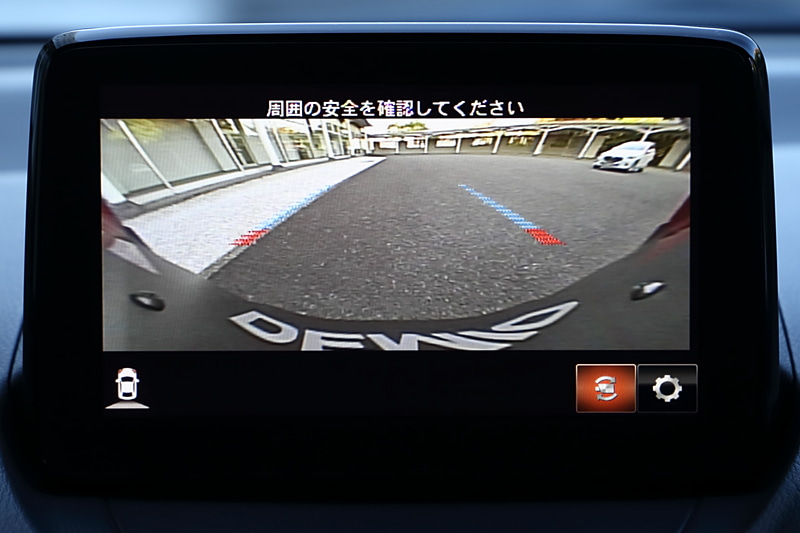 幅寄せをした状態の車両の360°ビューモニターの表示