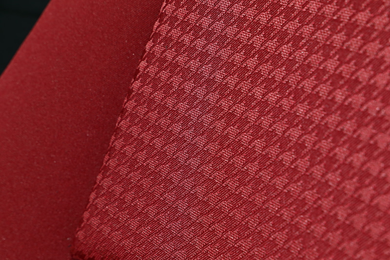 シートには3種類の生地を採用。艶感やより深い赤色を表現できるように工夫されている