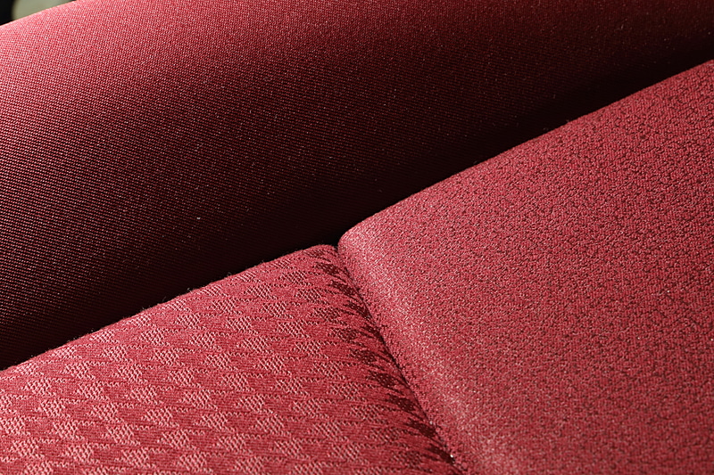 シートには3種類の生地を採用。艶感やより深い赤色を表現できるように工夫されている