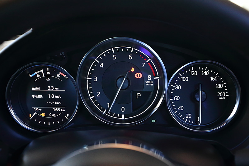 タコメーターの文字に白印刷を追加し、LEDによる発光とともに発色を改善。主に昼間の走行時の視認性を向上させた