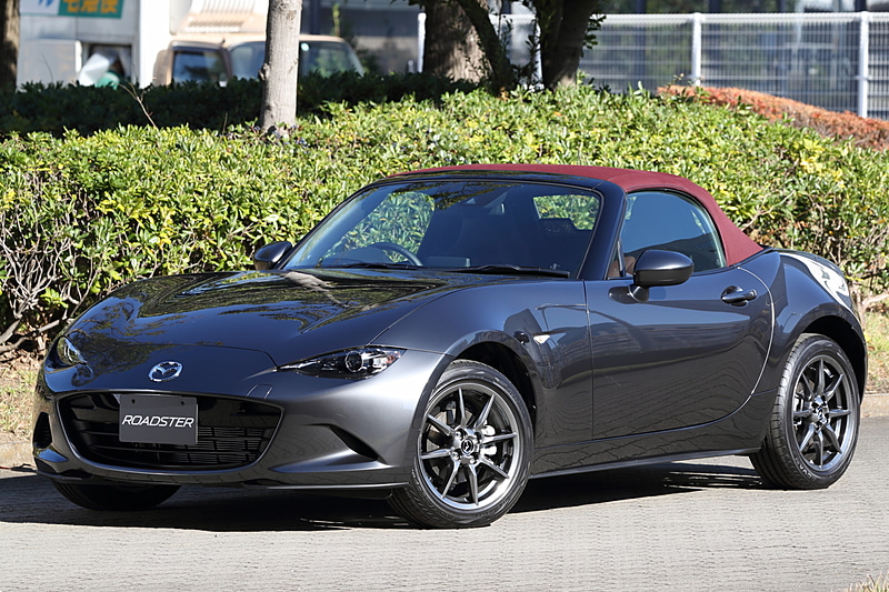 特別仕様車「レッド・トップ」。撮影車両のボディカラーは「マシーングレープレミアムメタリック」