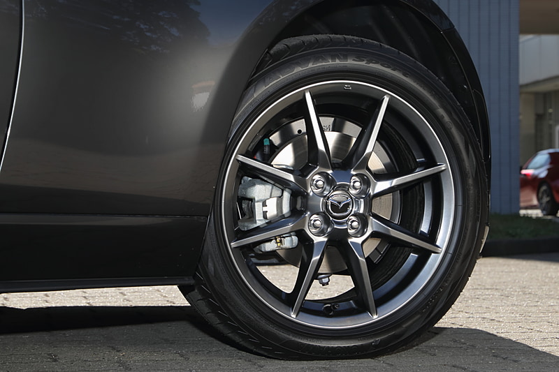 16インチの高輝度塗装アルミホイールを装着。タイヤサイズは195/50 R16