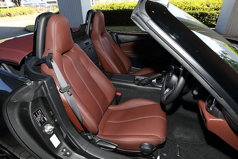 ロードスター RFに設定しているオーバーンのナッパレザーシートをロードスターでも採用。シートの耳が位置するあたりにBOSE製のスピーカーを内蔵し、オープンにして走行する際の快適性を高めている