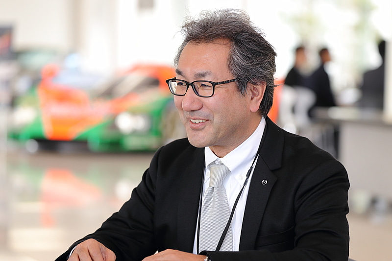 マツダ株式会社 デザイン本部 プロダクションデザインスタジオ カラー＆トリムデザイングループ リード・デザイナーの松岡信宏氏。「レッド・トップには“女性向け”という裏テーマがある。気になっている方はぜひ実際に見てみてください」と話した