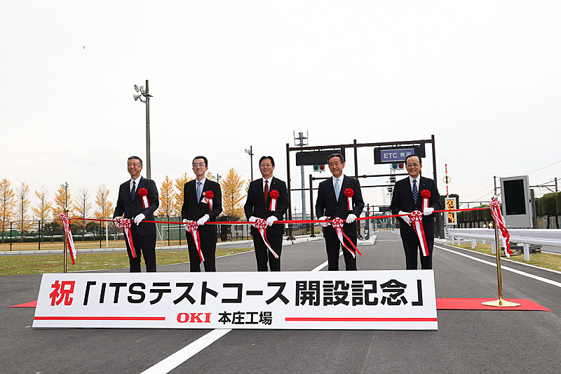 ITSテストコースの開設記念式典ではテープカットが行なわれた
