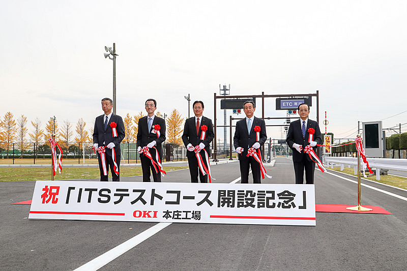 ITSテストコースの開設記念式典ではテープカットが行なわれた