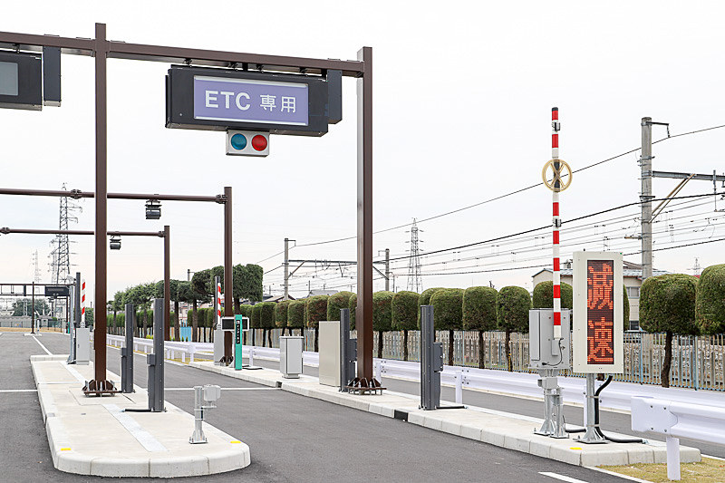 高速道路で実際に使われている機能を備えたETCゲートをITSテストコースに設置。こちらが出口用になるとのこと