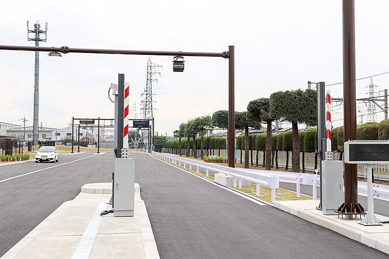 入り口用として奥にもETCゲートを設置