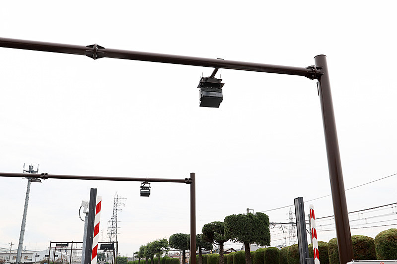 ETCのアンテナ。ここを通過するまでの短い時間で車両と通信を行ない、入り口の情報をETCカードへ書き込んだり、ETCカードの情報を読み取って有効期限などを確認したりする。奥側にあるもう1つのアンテナでは、車種区分をETCカードへ書き込み、出口のアンテナではそれらのETCカードに書き込まれた情報を読み取り、料金の計算を行なうという