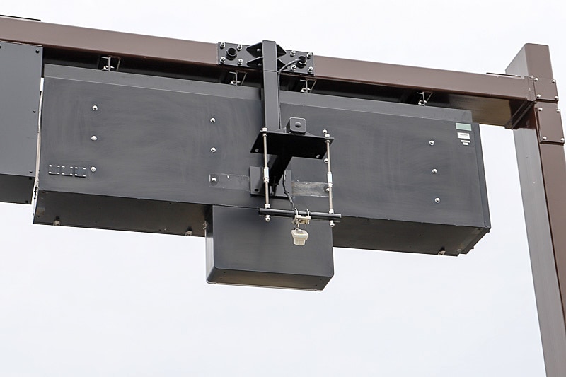 ETCのアンテナに比べて小型なアンテナも設置されていた。こちらはLocoMobi2.0の建設業向けサービス用のアンテナ