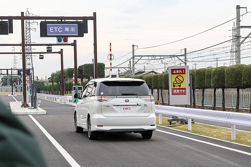逆走検知のデモンストレーション。逆走車を検知すると画面に注意を表示する