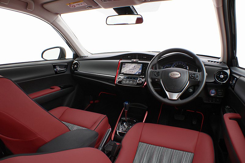 リューギ モダンではダークレッドのレザー表皮をシートやアームレストなどに使用する