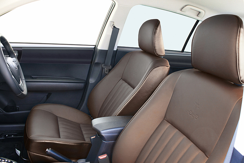 本革シートはダークブラウン（写真）、タン、ブラックの3色から選択できる